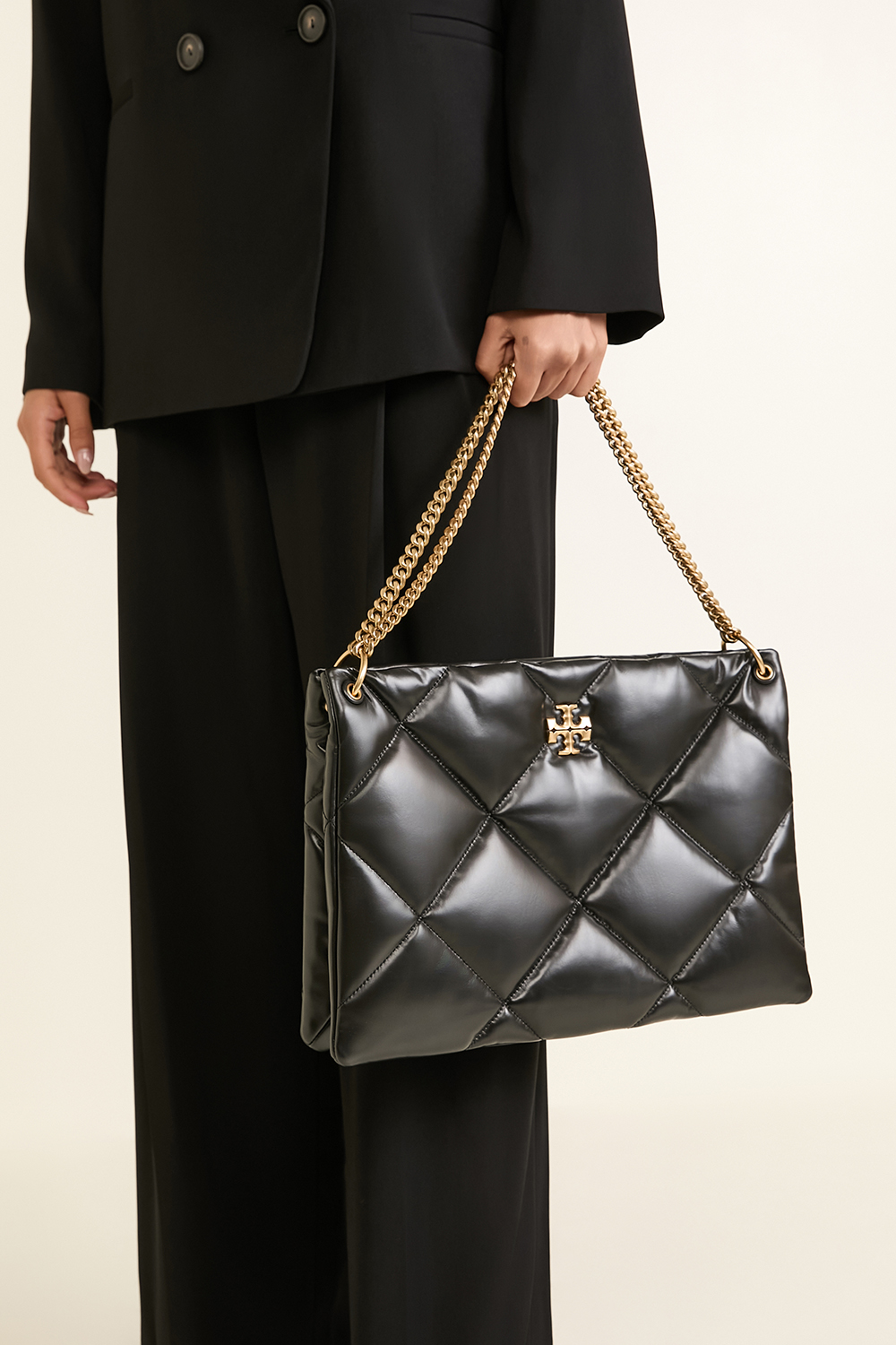 תמונת כל הלוק של תיק כתף קירה קווילט TORY BURCH